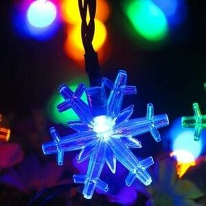 ​Napelemes karácsonyi fényfüzér hópehely alakú szines LED izzókkal kép